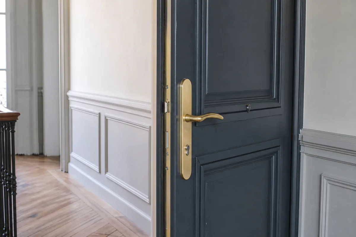 Serrure multipoints neuve posée sur une porte palière d&rsquo;immeuble ancien