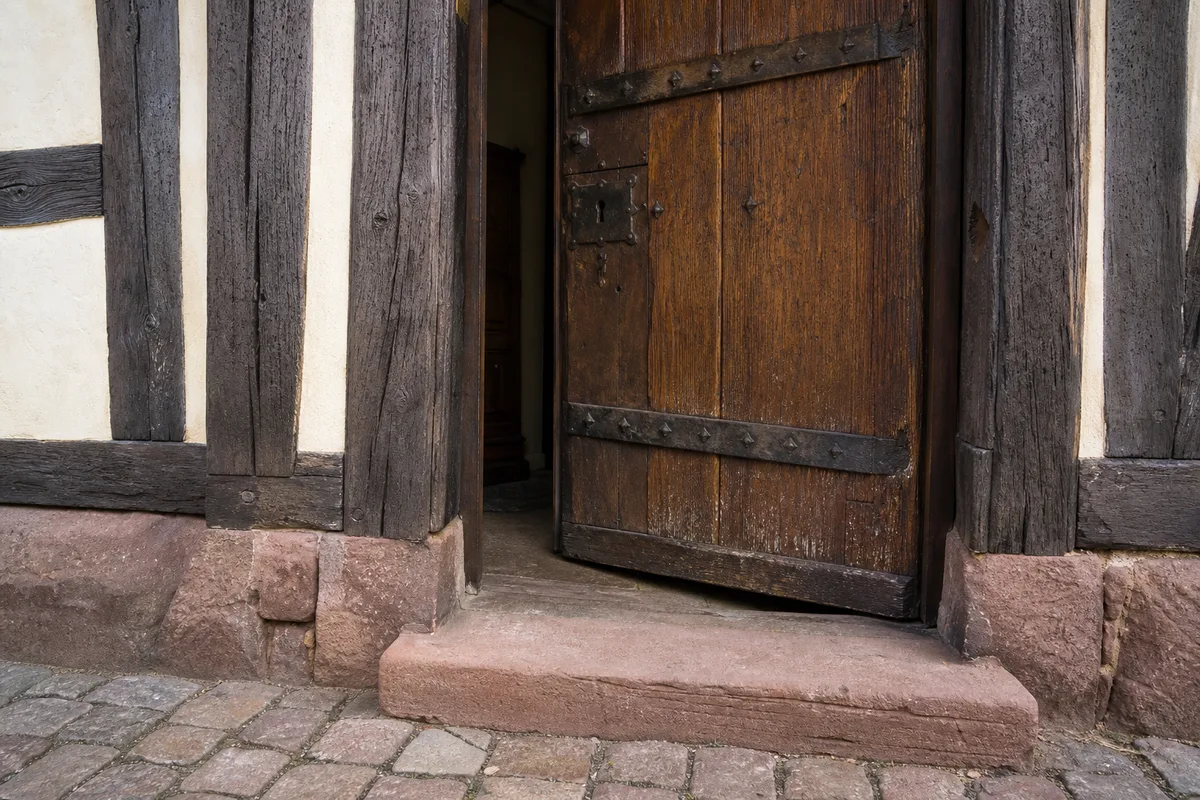 Porte en bois massif d’une maison à colombages du vieux Colmar avec sa serrure encastrée ancienne